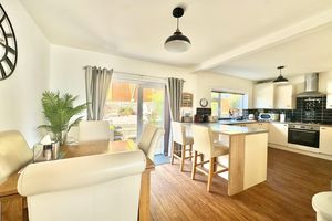 Dining Area to Kitchen- click for photo gallery
